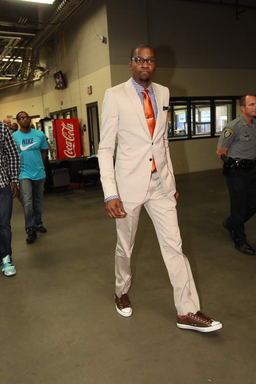 篮球盛宴已就位！主场门票火热在售（篮球盛典燃情开战，主场门票火爆抢购中）