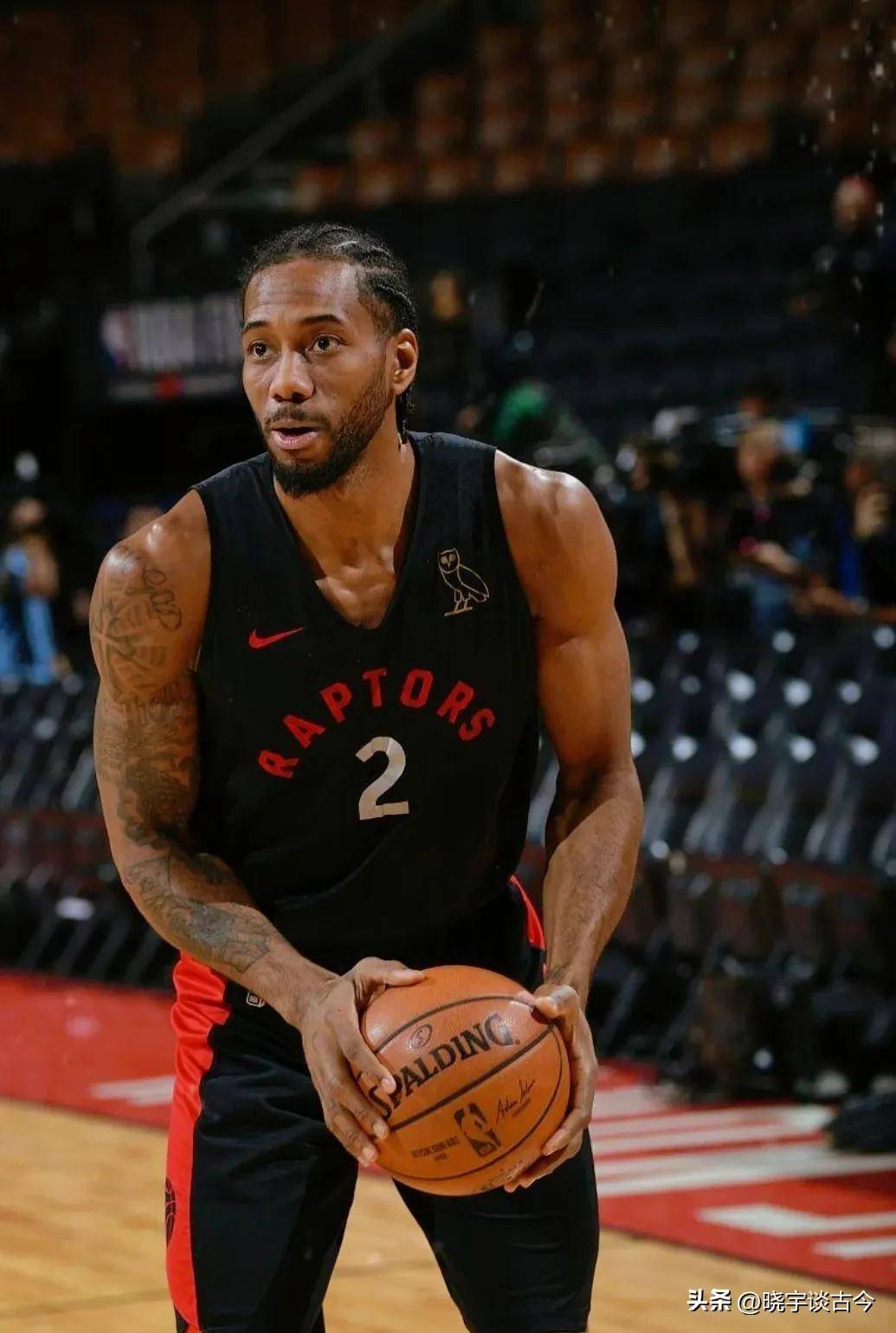 这队的传球流动太迷人（这支球队的传球流畅得令人着迷）