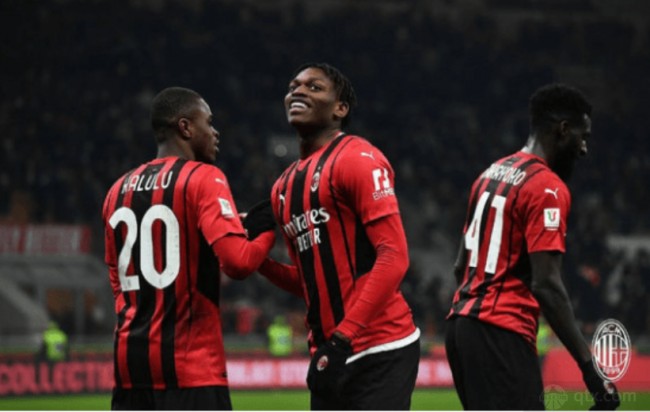 回应赫罗纳球迷，维尼修斯对着看台喊道“去西乙吧！”（回击赫罗纳球迷，维尼修斯朝看台高喊：降到西乙去！）