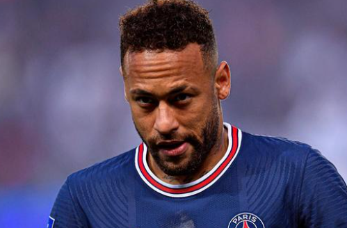 球场失意但！恩德里克红牌停赛看台观战，妻子喂食&美女环绕（赛场失意仍成焦点：恩德里克红牌停赛看台观战，妻子喂食美女相伴）